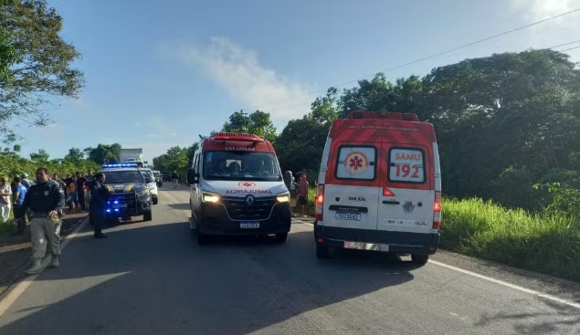 ÔNIBUS CAI EM RIBANCEIRA E DEIXA PELO MENOS  30 FERIDOS NA BR-010, EM AURONA DO PARÁ.