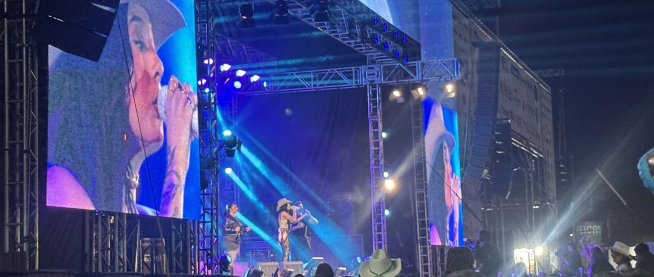 COM CARINHO E MÚSICA, ANA CASTELA CELEBRA PARCERIA COM O SICREDI DURANTE SHOW EM CANARANA /MT
