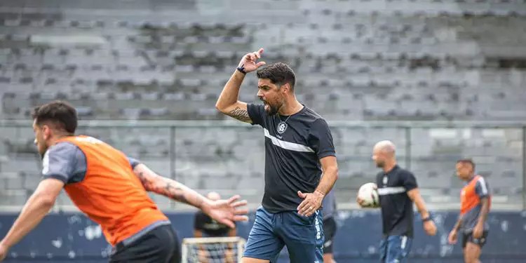 APÓS ESPECULAÇÃO SOBRE A SAÍDA, ANTÓNIO OLIVEIRA COMANDA TREINO NO REMO NESTA SEXTA (29)