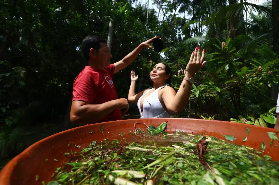 ILHA DO COMBU: BANHODE CHEIRO DE cCHEIRO É TRADIÇÃO PARA ATRAIR BOAS ENERGIAS  ANO NOVO