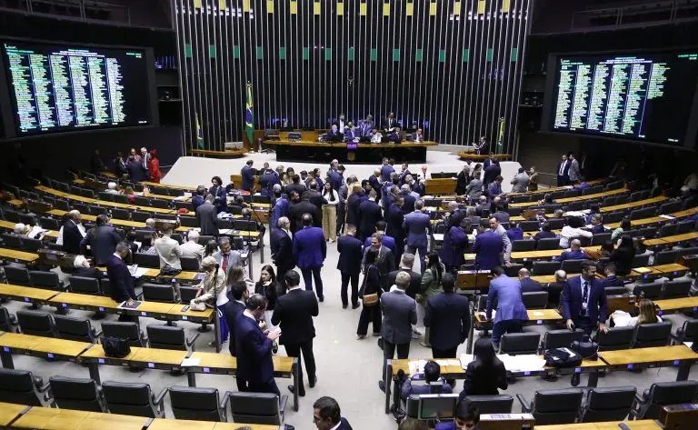 CÂMARA APROVA EM DOIS TURNOS PEC DA BLINDAGEM, QUE PROTEGE PARLAMENTARES