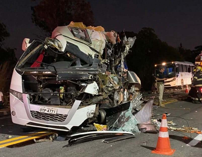 ACIDENTE ENTRE CARRETA, MICRO-ÔNIBUS E ÔNIBUS DEIXA CINCO MORTOS NA BR-153