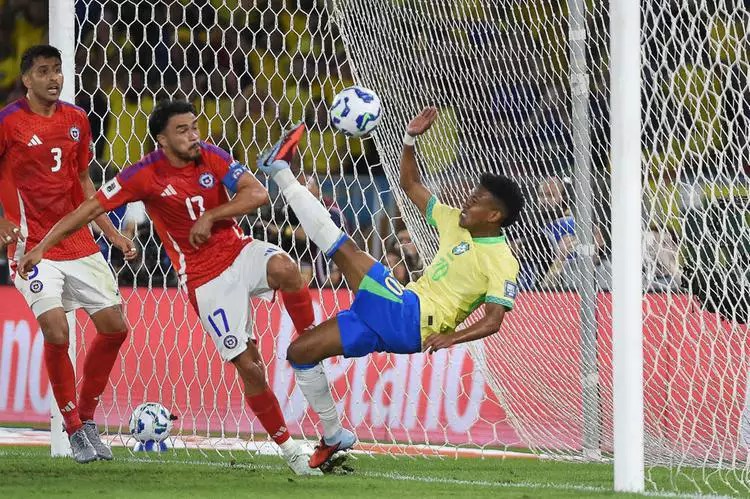 BRASIL CONTROLA PARTIDA E VENCE CHILE EM NOITE COM SHOW DE ESTÊVÃO E LUIZ HENRIQUE