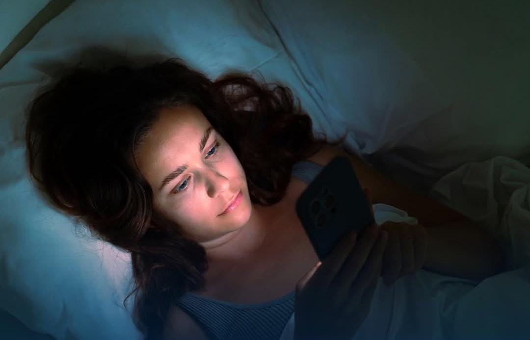 USO EXCESSIVO DE TELAS TEM SIDO CADA VEZ MAIS ASSOCIADO A PROBLEMAS DE SAÚDE MENTAL, INCLUINDO A DEPRESSÃO