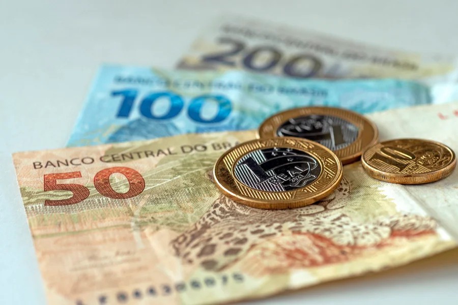 FERIADO DO TRABALHADOR ATRASA PAGAMENTO? SAIBA QUANDO CAIRÁ O 5º DIA ÚTIL DE MAIO