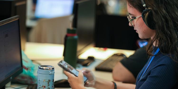 PESQUISA DA UPA ALERTA PARA RISCOS Á SAÚDE AUDITIVA PELO USO INADEQUADO DE FONES DE OUVIDO