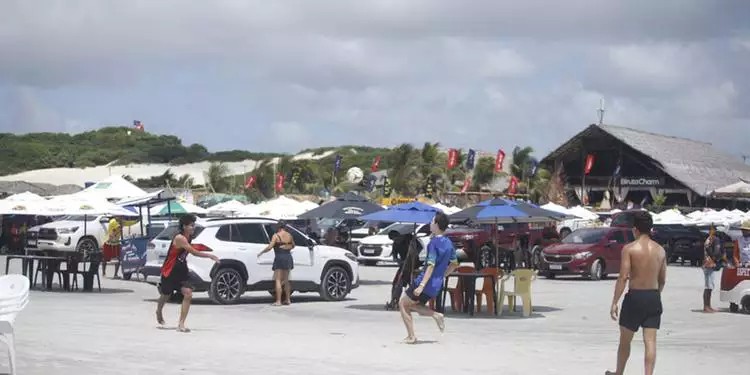 MOVIMENTO CRESCE EM SALINAS NO ÚLTIMO SÁBADO DE JULHO COM SOL, FAMILIAS E CLIMA DE FÉRIAS